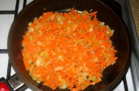 3. Также обжариваем лук и морковь, после чего соединяем грибы с овощами и отправляем в суп. Пока жарились овощи, в кастрюле закипал картофель. 