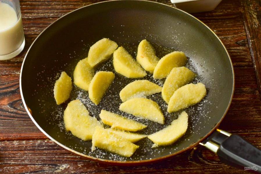 В сковороде растопите сливочное масло, выложите яблоки, которые предварительно очистите, нарежьте ломтиками. Посыпьте их сахаром (1 ст. ложка).