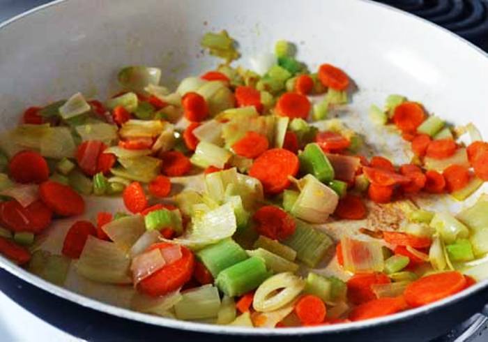 Растопите сливочное масло и обжарьте лук-порей, сельдерей и морковь в течение 5-7 минут. 
