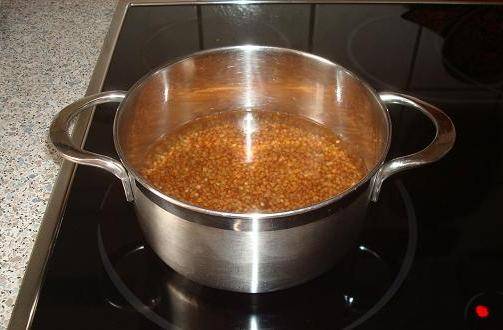 Гречневую крупу хорошо промываем, заливаем водой, добавляем 0,5 чайной ложки соли и ставим варить до готовности.