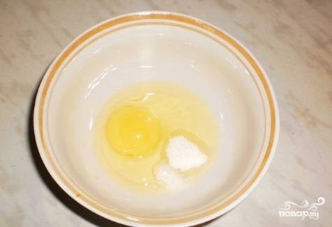 Одно яйцо взбейте с сахаром и солью. Влейте эту массу к пюре.