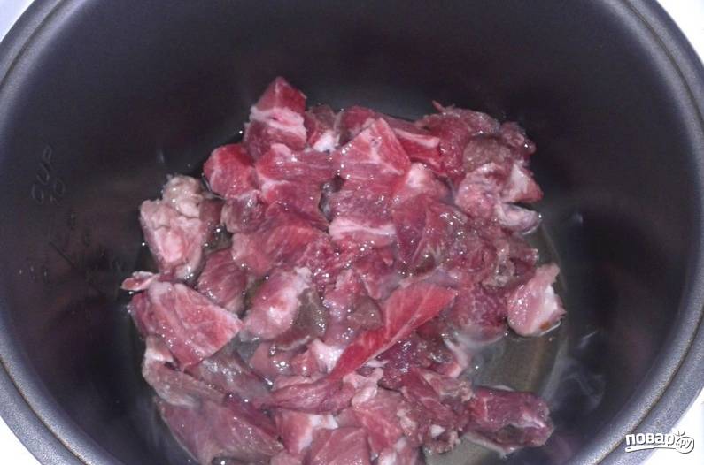 Обмойте кусочек свинины и обсушите. затем нарежьте мясо не слишком крупными брусочками и отправьте в чашу мультиварки на режим "Жарка", добавив ложку растительного масла.