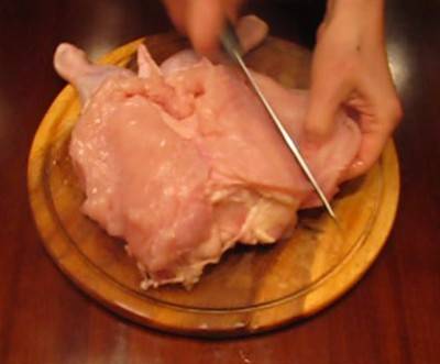 1. Курицу размораживаем, удаляем кости и грудинку, чтобы внутри осталось полое место.