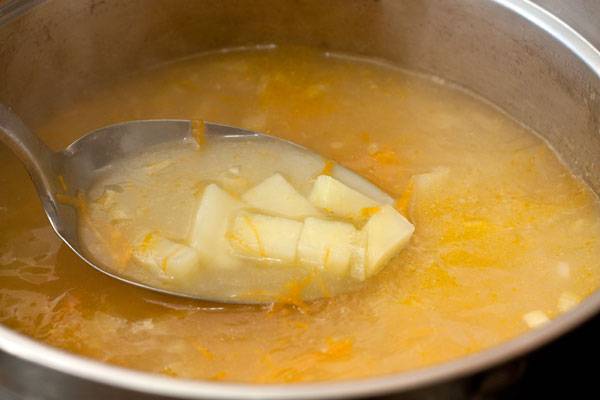 Когда картофель будет практически готов в кастрюлю добавляем обжаренные овощи и обжаренную муку в сливочном масле.