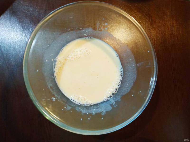 В глубокой миске смешайте остальные ингредиенты: растопленное сливочное масло, ванилин, сахар (0,5 ст. л.), соль (0,5 ч. л.), молоко (50 мл), йогурт и 1 яйцо. Хорошенько все перемешайте до однородности.