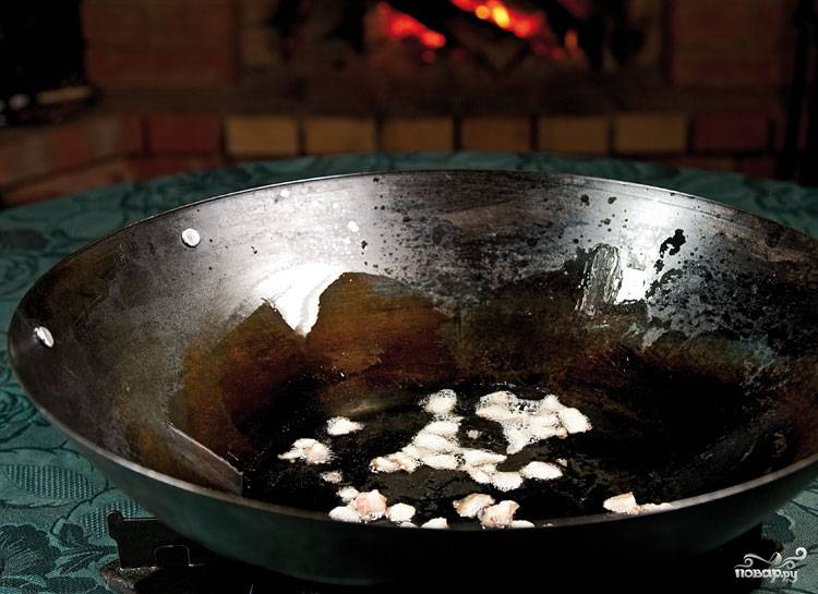 1. Подготовьте сковороду с высокими бортами и толстым дном (или сотейник). Выложите туда мелко нарезанное сало, обжарьте на среднем огне. 