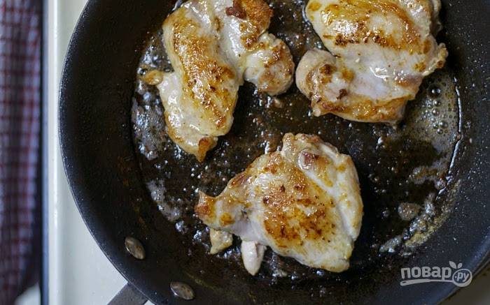 На сковороде разогрейте масло. Затем обжарьте в нём курицу в течение 15 минут до золотистой корочки с обеих сторон.