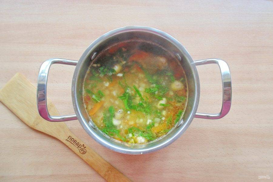 Варите суп до готовности всех ингредиентов. В конце приготовления добавьте нарезанный шпинат.