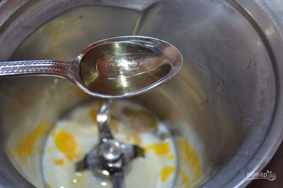 2.	В хлебопечку (можете замешивать вручную) влейте молоко, растительное масло, вбейте куриные яйца.