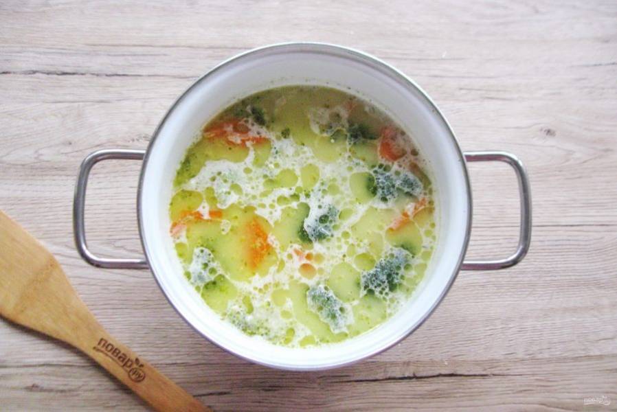 Варите суп до расплавления сыра 5-6 минут.