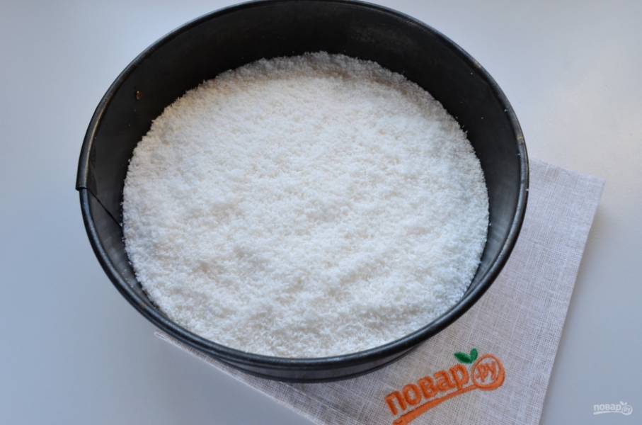 В отдельном мисочке смешайте кокосовую стружку с сахаром. Посыпьте сверху стружкой тесто. Отправьте пирог в горячую духовку на 30 минут. Температура 180 градусах.