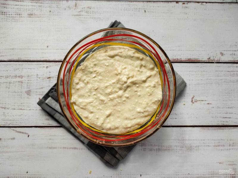 Перелейте тесто в тарелку, не доливая до краев и отправьте массу в микроволновку на 4-5 минут. 