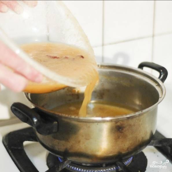 В кипящее масло добавить ананасовую массу и содержимое сковороды. Перемешать.