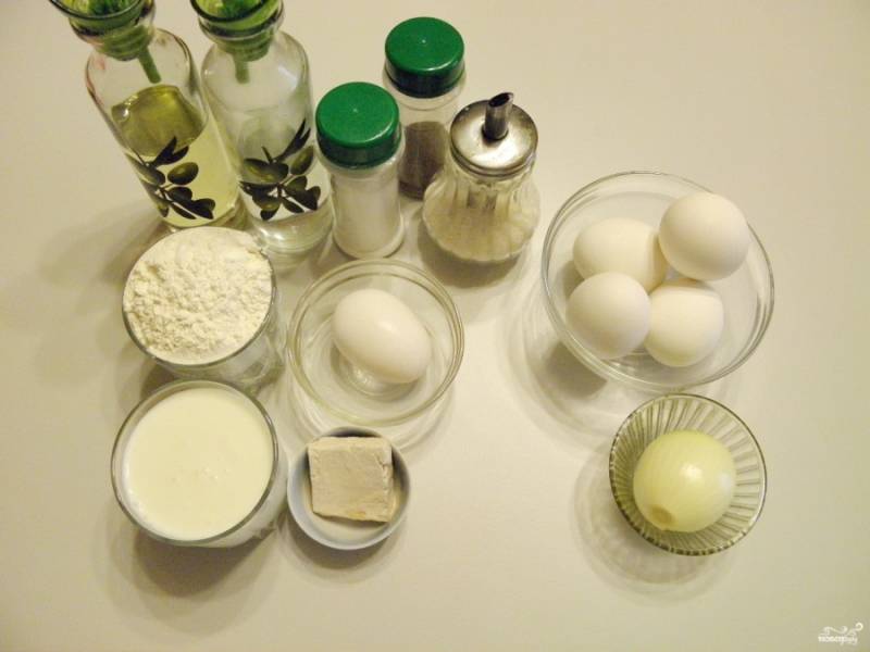 Приготовьте продукты для теста и начинки. Для начинки отварите яйца, очистите лук.