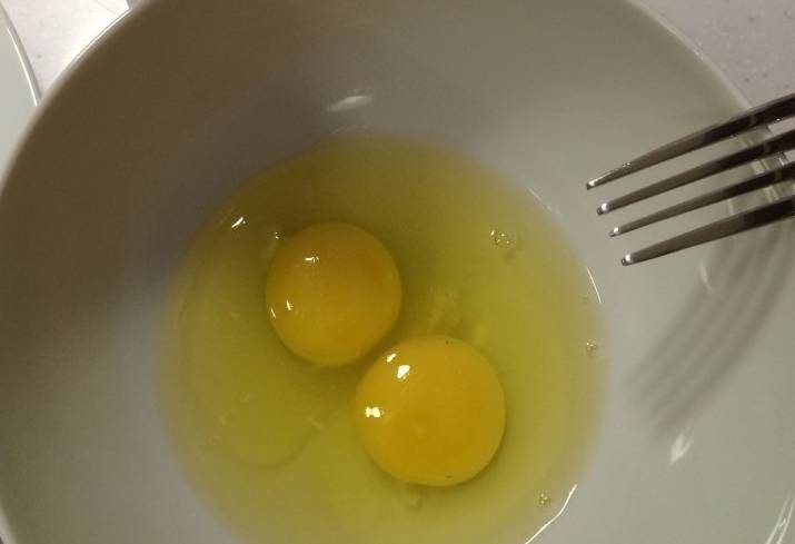 Далее мы разбиваем в миску яйца, добавляем к ним соль и молотый перец по вкусу, взбиваем яйца до однородного состояния. 