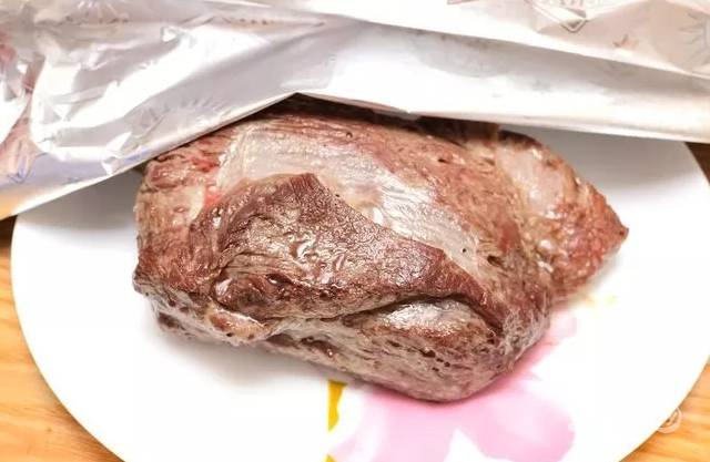 7. После того как мясо готово, переложите его на тарелку и укройте фольгой. 