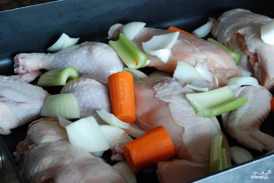 Выкладываем овощи и курицу на противень, слегка смазанный маслом. Ставим в духовку, разогретую до 180 градусов, и запекаем около 35-40 минут.