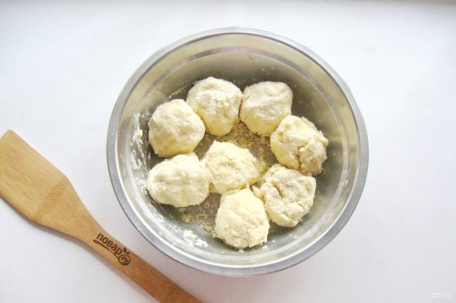 Соберите тесто в шарики и поставьте их в холод на 1,5-2 часа.