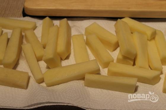 5. Картофель вымойте, очистите и нарежьте вот такими брусочками. Обжарьте на сковороде с растительным маслом до золотистой корочки. Подсолите по вкусу. 