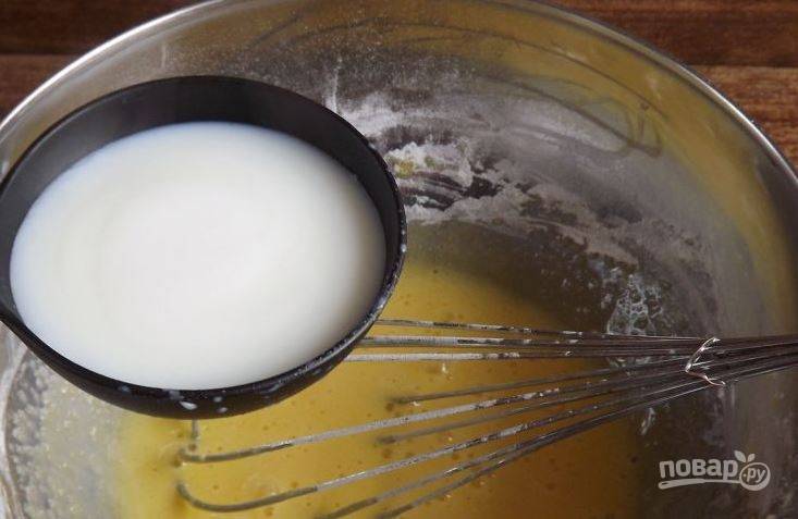 В небольшом сотейники разогрейте молоко, всыпьте в него оставшийся сахар. Тщательно перемешайте и добавьте молоко к яичным желткам. Доведите смесь до однородности.