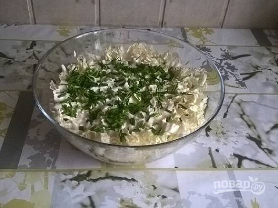 Смазываем верх салата заправкой и посыпаем мелко нарезанной зеленью.