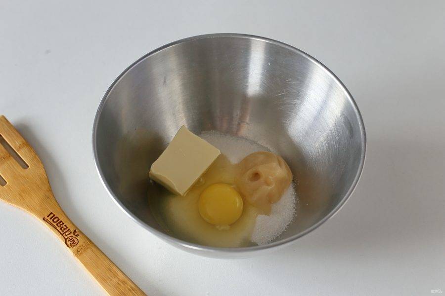 В глубокой миске соедините яйцо, масло, мед и сахар.