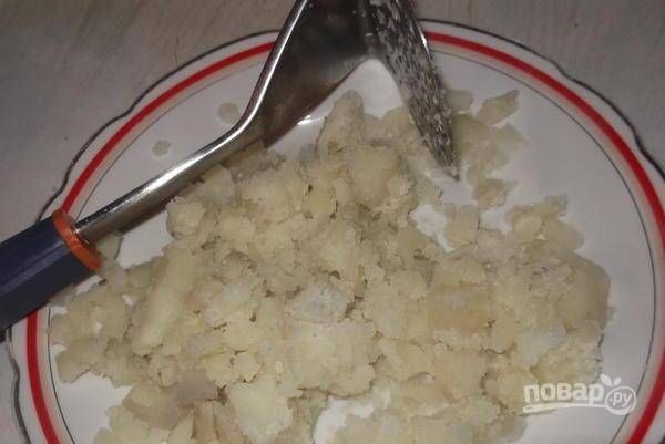 Отдельно отварите картофель в подсоленной воде до готовности. Картошку почистите и растолките.