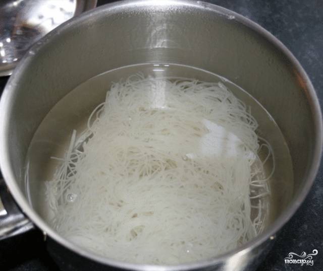 Фунчозу залейте на 2 минуты кипятком. Потом слейте воду, остудите и нарежьте.