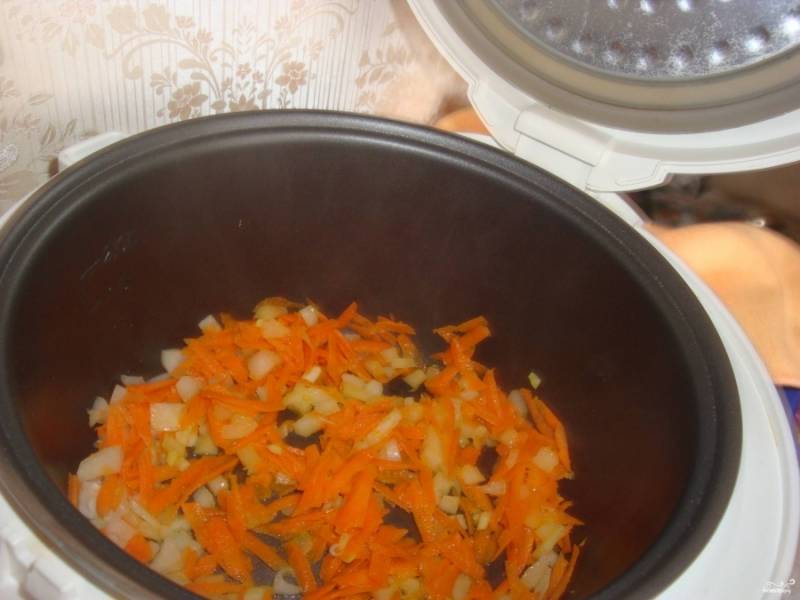 1. В режиме "Жарка" или "Выпечка" обжарим до золотистого цвета морковку и лук на растительном масле примерно 15-20 минут. Они должны зарумяниться. 