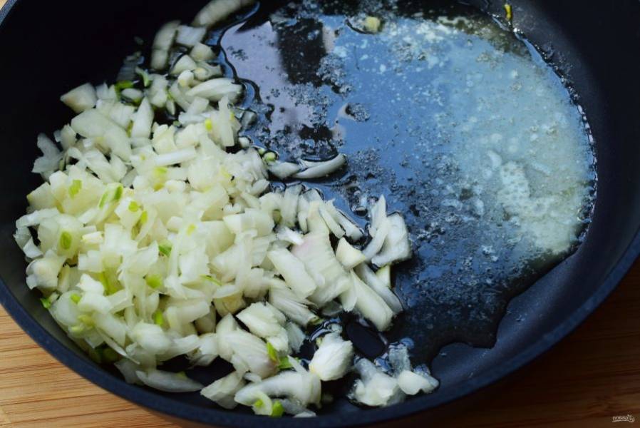В глубокой сковороде или сотейнике растопите сливочное масло на среднем огне, добавьте оливковое масло, чеснок и лук, обжарьте до прозрачности.  Посолите и поперчите по вкусу.