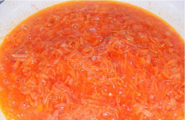 1. Лук и морковь измельчим и обжарим в томатной пасте. Добавим немного воды или бульона, чтобы получился соус-заливка. Специи - по вкусу.