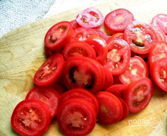 Нарезать огурцы кубиками, а помидоры – кружочками или дольками.
