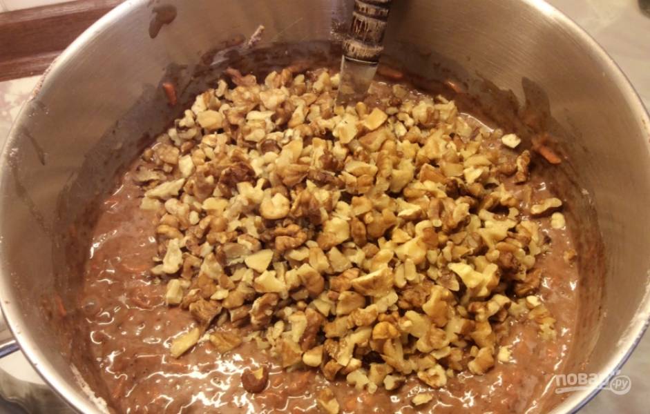 3. Дальше - какао и корицу, а также орешки. Перемешаем, выливаем тесто в форму. Выпекаем приблизительно 50 минут при температуре в 185 градусов.