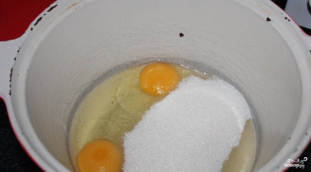 1. Яйца взбиваем с сахаром до однородности. 