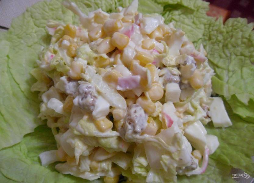 Хрустящий салат с пекинской капустой, кукурузой и сухариками