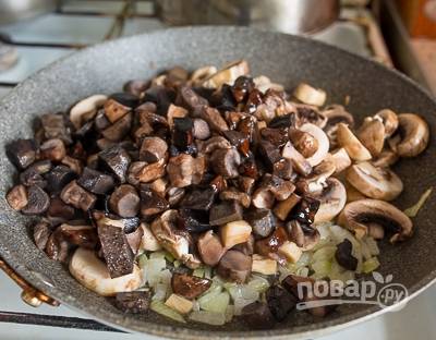 4. Добавьте на сковороду нарезанные грибы. Жарьте на среднем огне, помешивая, до готовности. Посолите и поперчите по вкусу. 