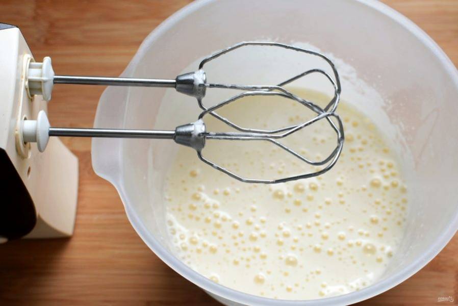 Включите духовку прогреваться на 220 градусов. Взбейте яйца с сахаром до образования пышной массы. 

