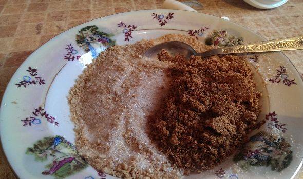 3. Смешиваем панировочные сухари с ванильным сахаром, сахаром (по вкусу) и измельченными орехами.