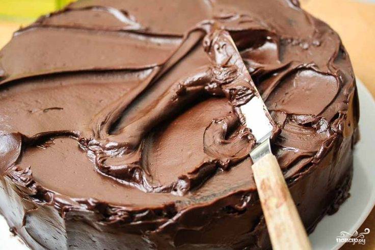 6. Аккуратно торт переворачиваем, вынимаем из формы и обильно обмазываем со всех сторон шоколадной пастой. Готово! 