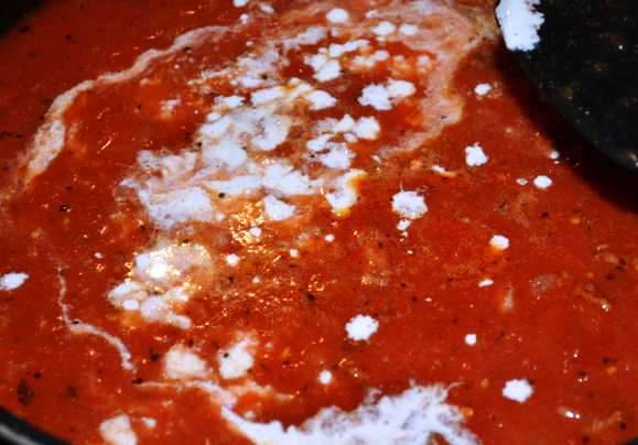 Добавьте на сковороду томатное пюре, бекон, сливки и куриный бульон. Перемешайте и немного протушите. Суп готов. 