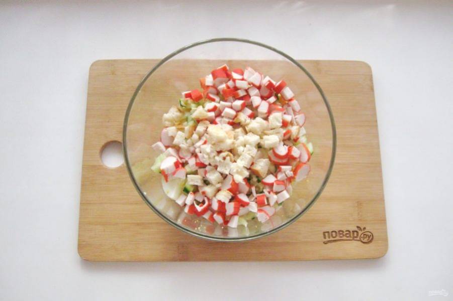 Чеснок измельчите любым способом и добавьте в салат.