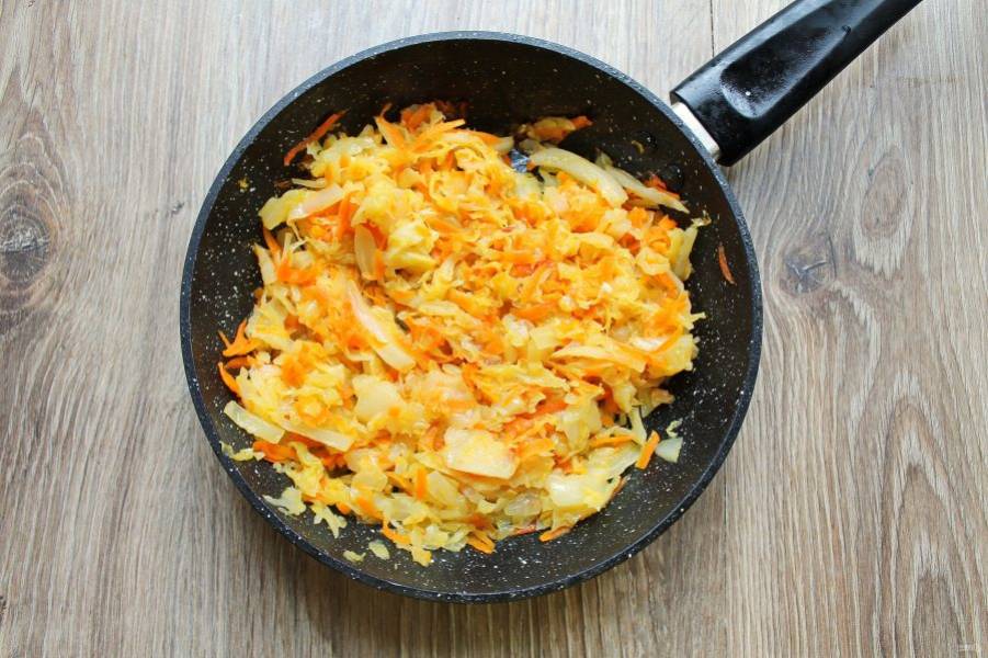 Капусту нашинкуйте соломкой и добавьте в сковороду с морковью, посолите. Влейте воду, закройте крышкой и тушите в течение 15-25 минут, в зависимости от капусты.