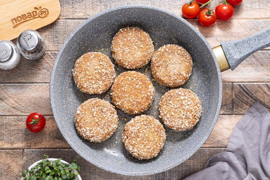 Обжарьте котлеты до румяной корочки с двух сторон. После их можно выложить на бумажные полотенца, чтобы впиталось лишнее масло.