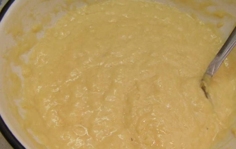 Перед тем как жарить оладушки, приготовленное тесто нужно оставить на 15 минут.