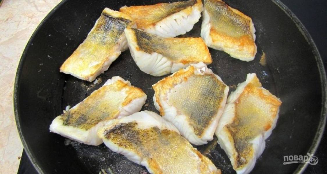 3.	Обжаривайте рыбу до золотистой корочки со всех сторон.