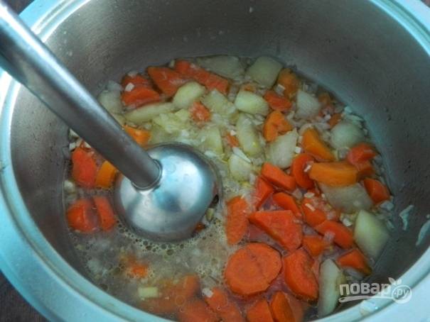 Затем часть бульона сливаем. И блендером пюрируем суп. 