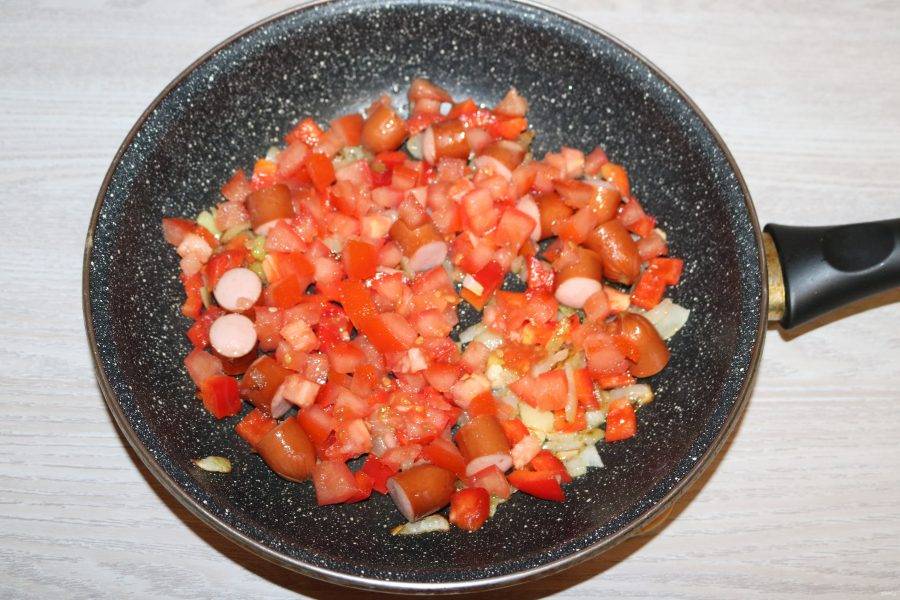 Затем добавьте помидоры, соль, лавровый лист, перец, немного специй.