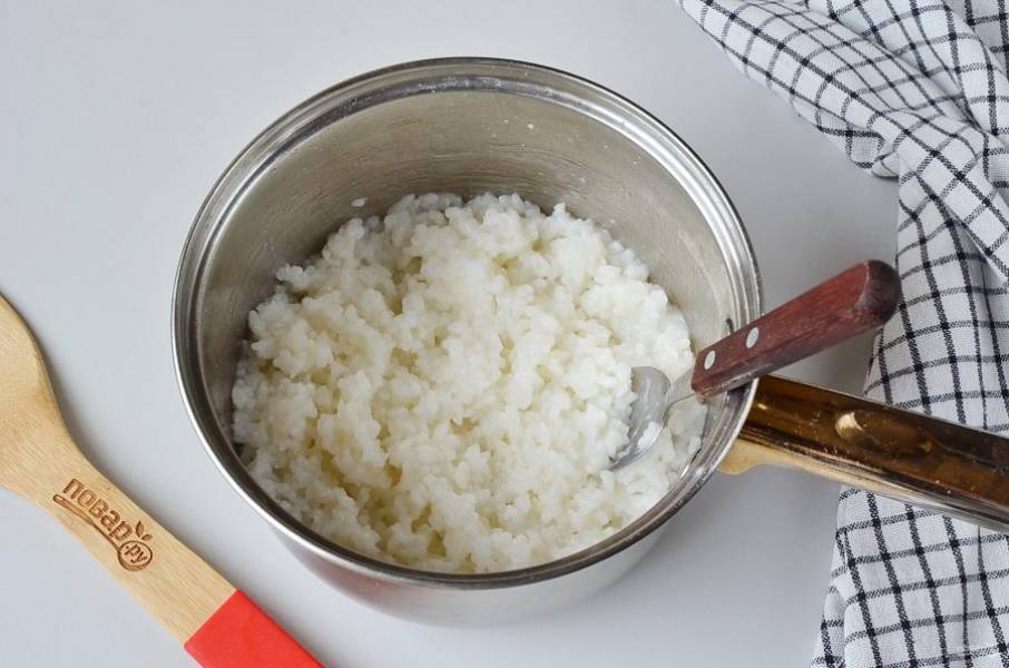 Рис промойте в холодной воде. Вскипятите стакан воды с солью (по вкусу) и выложите рис в кастрюлю. Варите 20 минут до полной готовности.