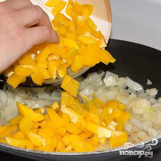 Удалите семена из перца, порежьте его и добавьте в сковородку к луку. Перемешайте всё и готовьте в течении 5 минут.