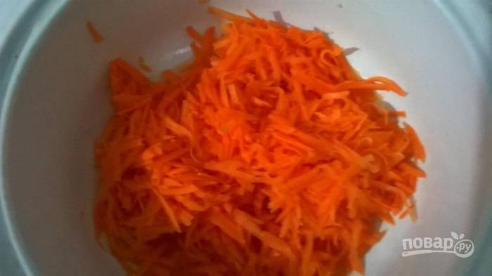 3.	Очистите морковку и натрите ее на крупной терке, очистите лук и измельчите его.